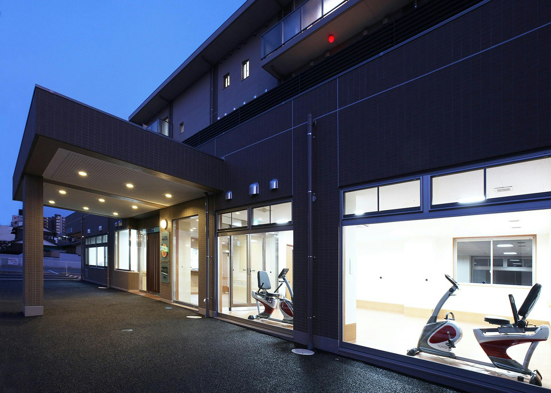 ペット共生型サ高住えん岐阜PLUS エントランス(夜）