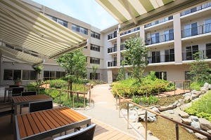 ローズライフ高の原 中庭