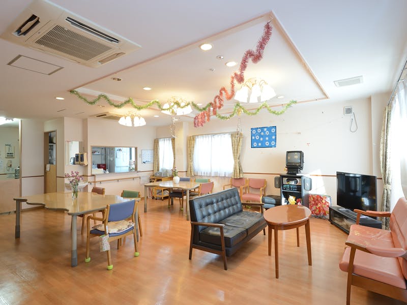 たのしい家淀川 食堂（右側から窓方向）