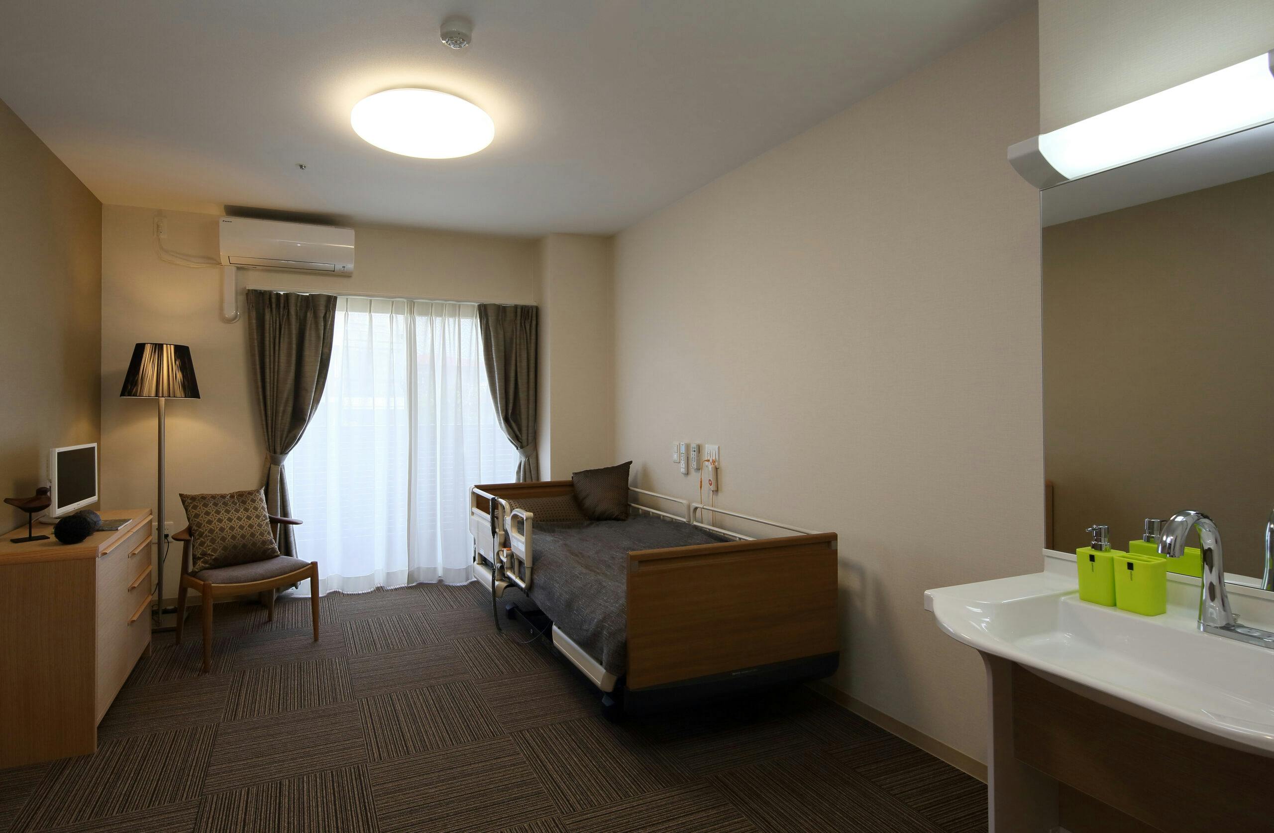 チャームスイート仁川 居室