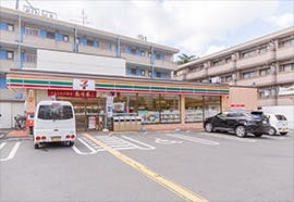 アンブラッセ枚方公園 セブンイレブン