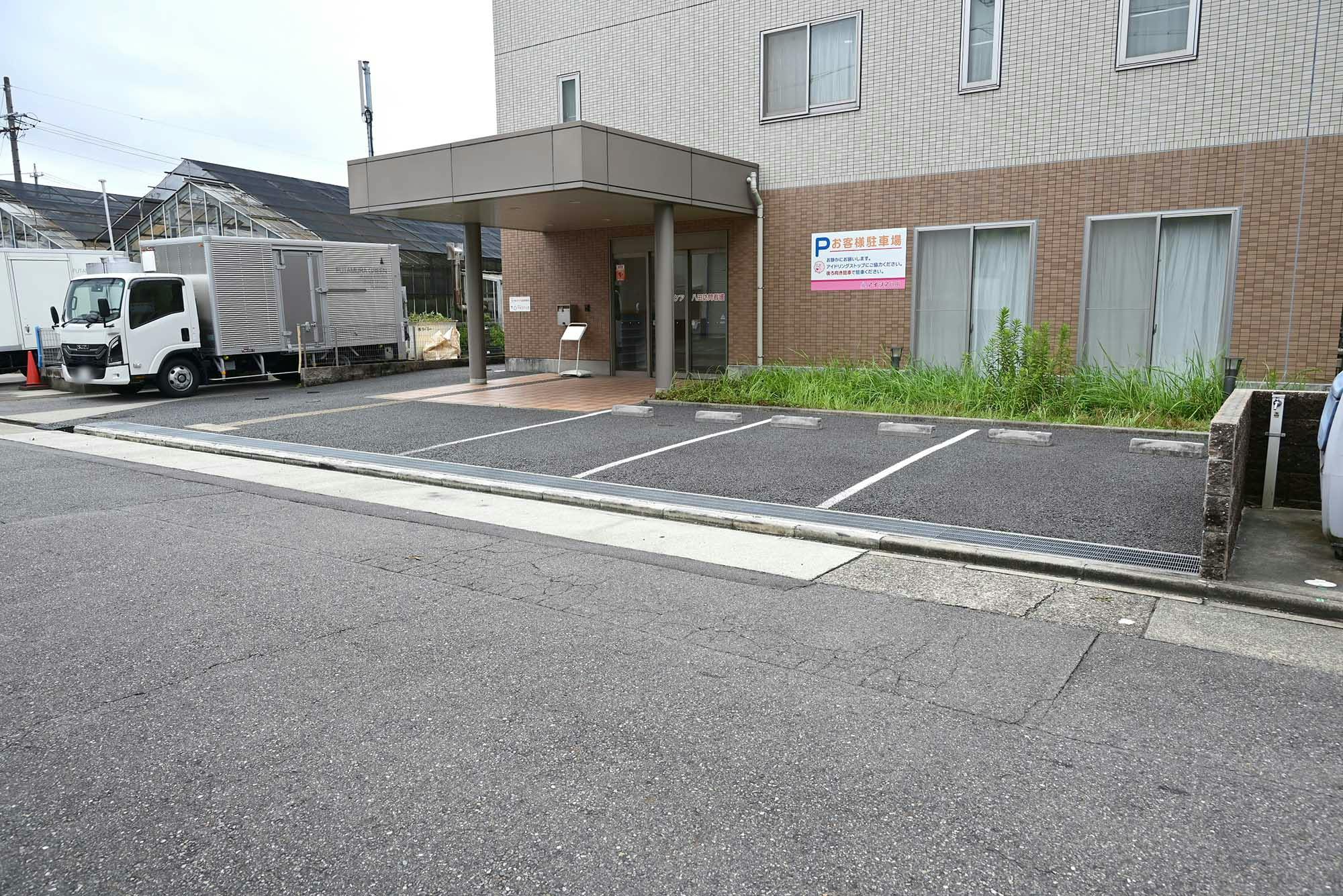 アイシア八田 駐車場