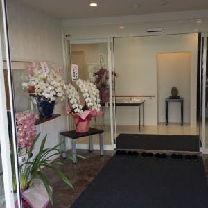 サービス付き高齢者向け住宅なでしこ南台 玄関