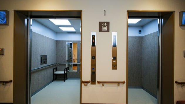 リアンレーヴ大阪弁天町 エレベーター