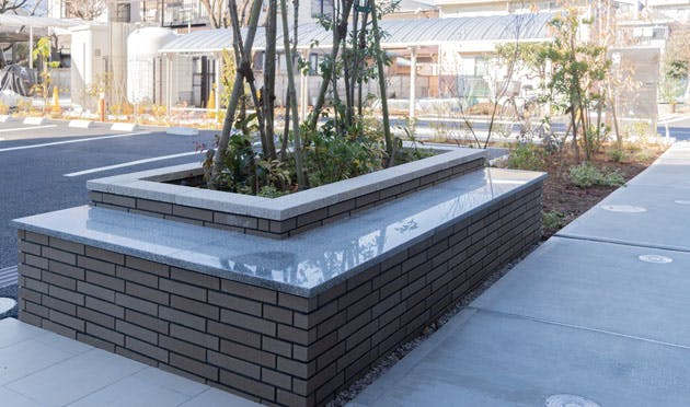 リアンレーヴ一橋学園 エントランス横のベンチ