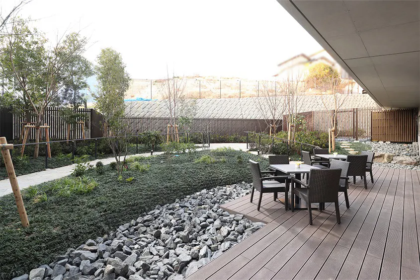 メディカルホームグランダあやめ池駅前 1F ウッドデッキ