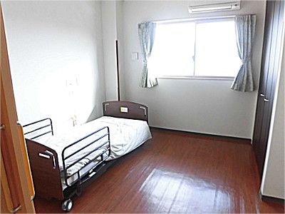 グループホーム清揚苑 居室（入口から窓側）