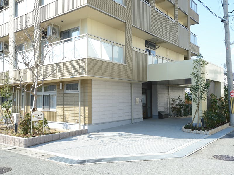 プレザンメゾン伊丹西野 玄関前