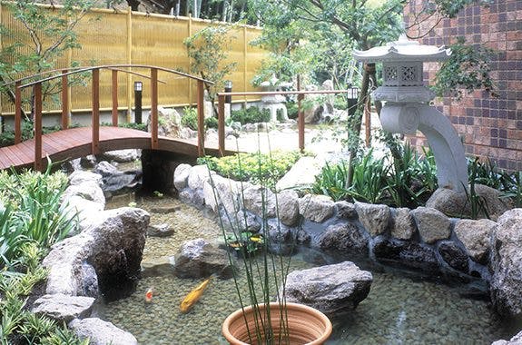 千里山翔裕館 庭園