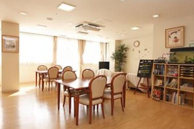 メディカルホームまどか中百舌鳥 1F リビングルーム兼食堂兼機能訓練室