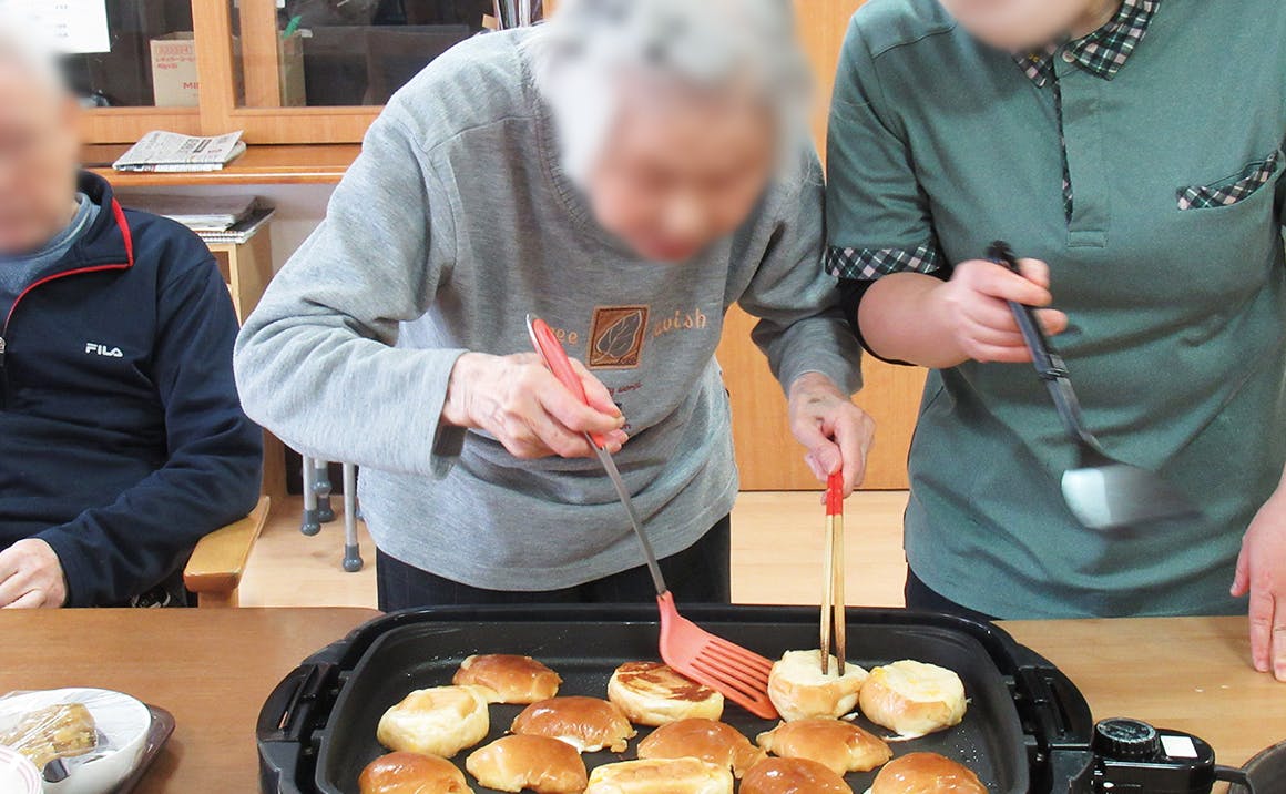 グループホームたのしい家祇園山本 フレンチトースト作り
