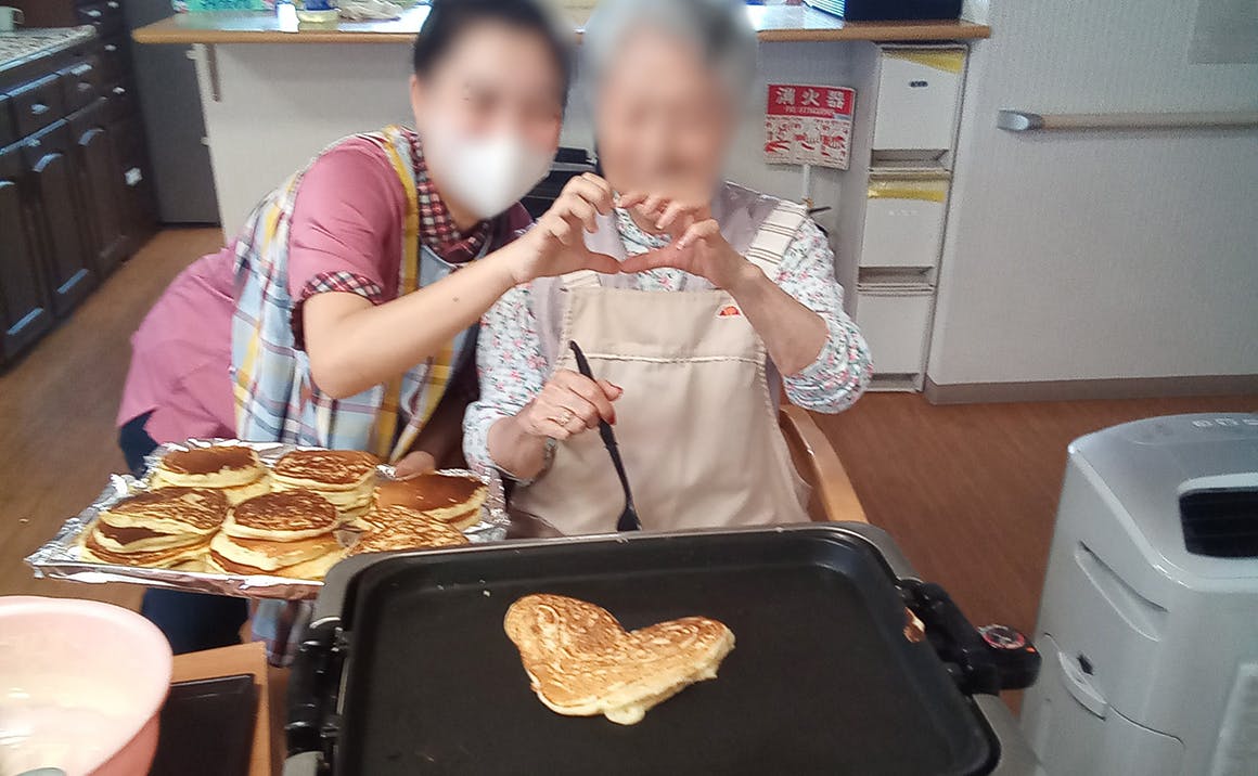 グループホームたのしい家瑞穂 ホットケーキ作り