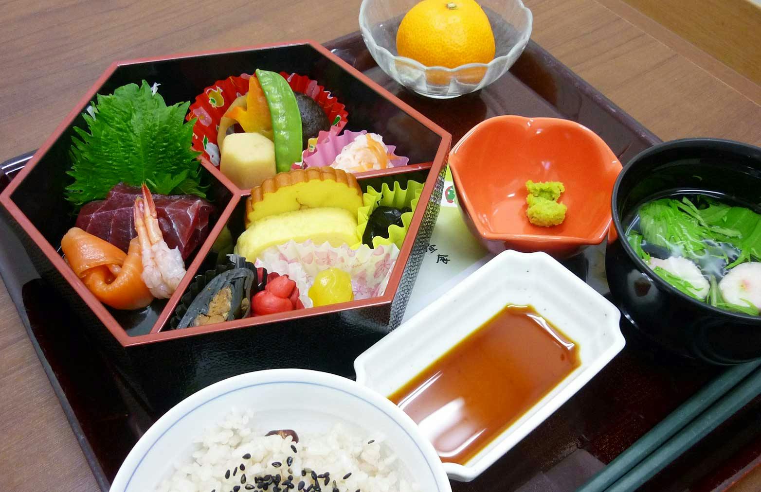 あずみ苑グランデ土浦 おせちの盛り合わせと赤飯