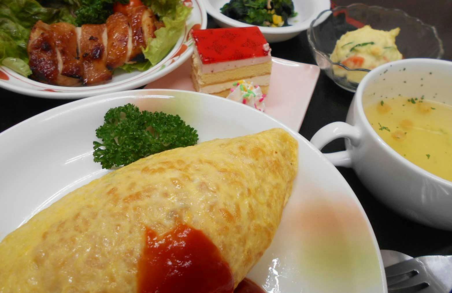 あずみ苑グランデ太田 オムライスとチキン