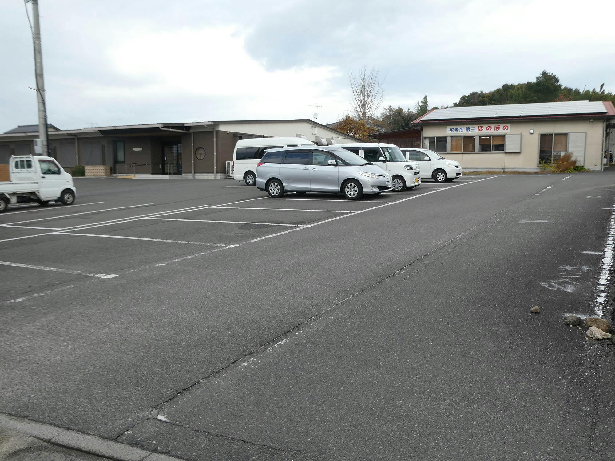 大家族の家ほのぼの 駐車場