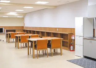 医療法人財団立川中央病院介護老人保健施設アルカディア 食堂談話室