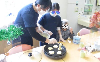 住宅型有料老人ホームウェルネステラス富岡 パンケーキ作り