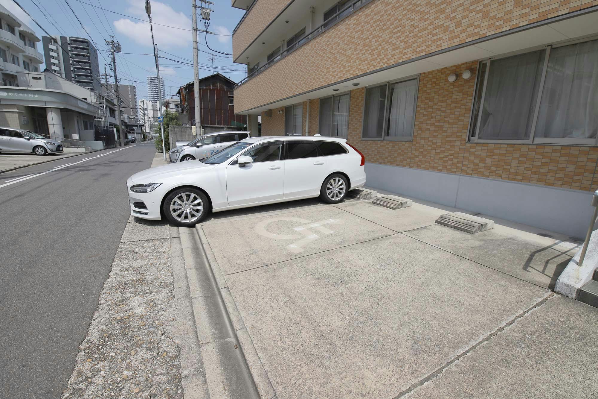 アイリスちくさ内山 駐車場