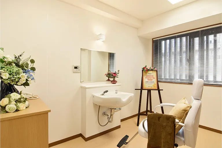 クラーチ・ファミリア西新宿 理美容室