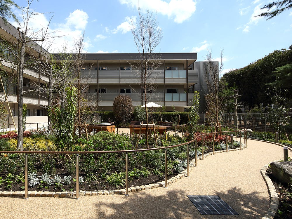 チャームスイート仁川 中庭