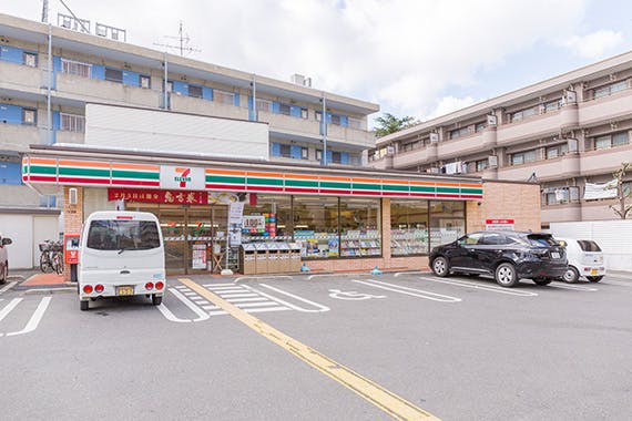 アンブラッセ枚方公園 セブンイレブン