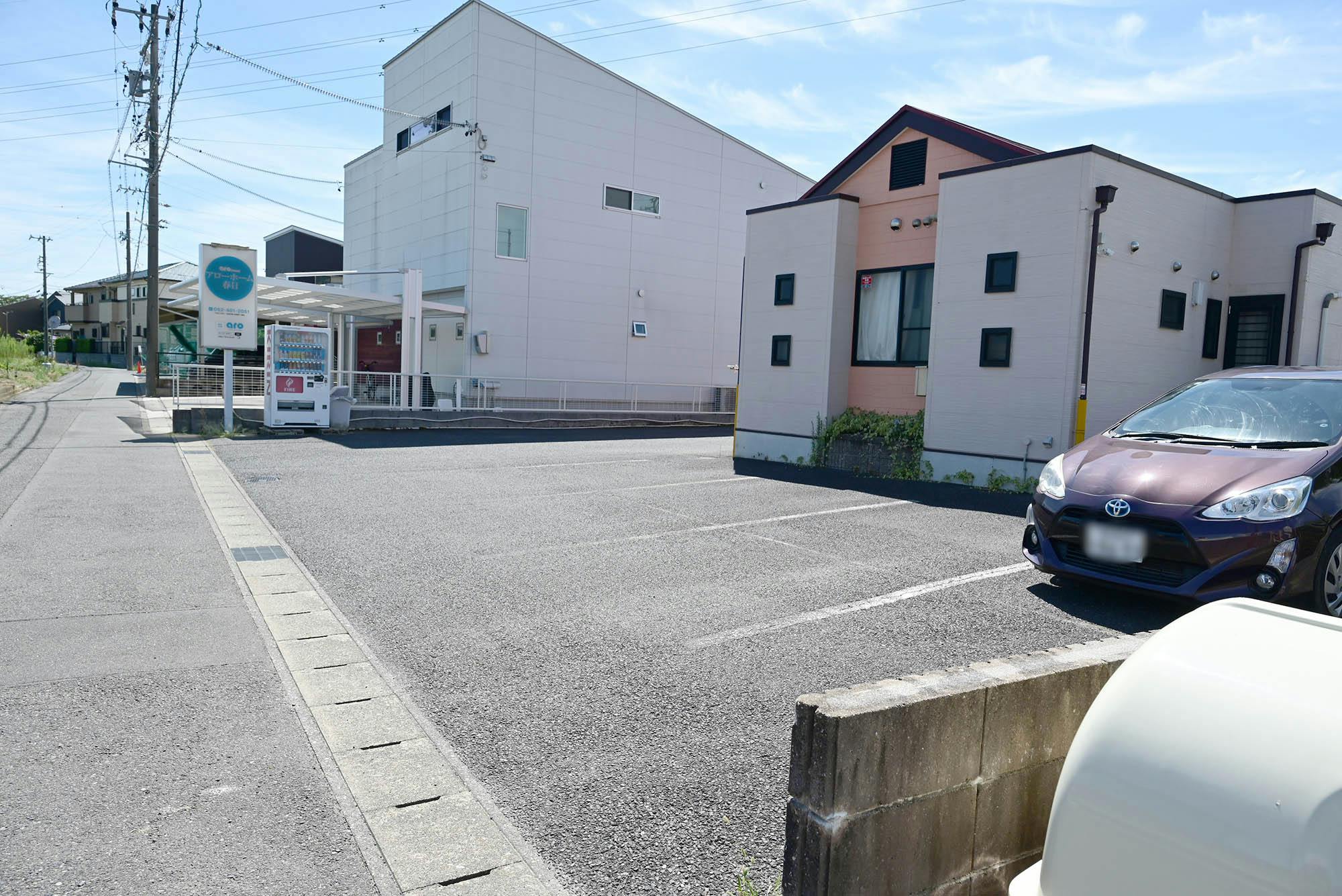 アローホーム春日 駐車場