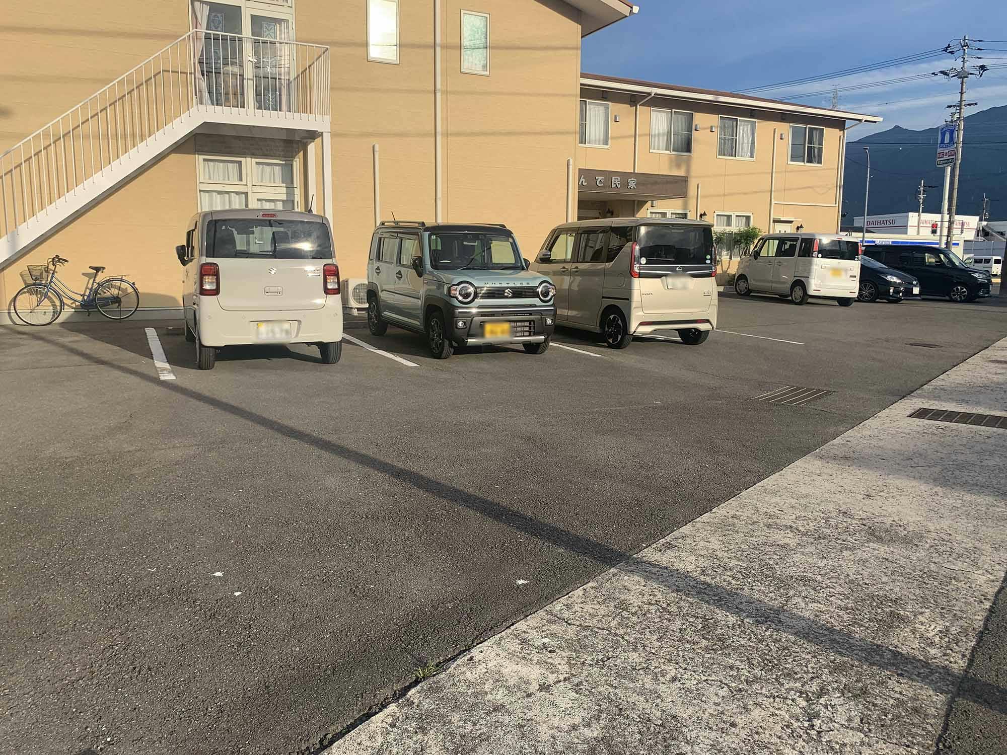 サービス付き高齢者向け住宅住んで民家 駐車場