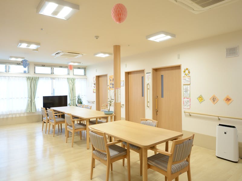 たのしい家山科音羽（GH） 食堂（左側から窓方向）