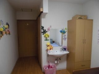 ご長寿くらぶ 相模大野 居室（窓側から入口方向）