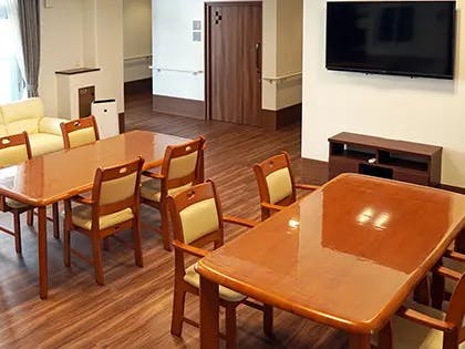 グループホームスイート帝塚山 居間・食堂（テレビ前）