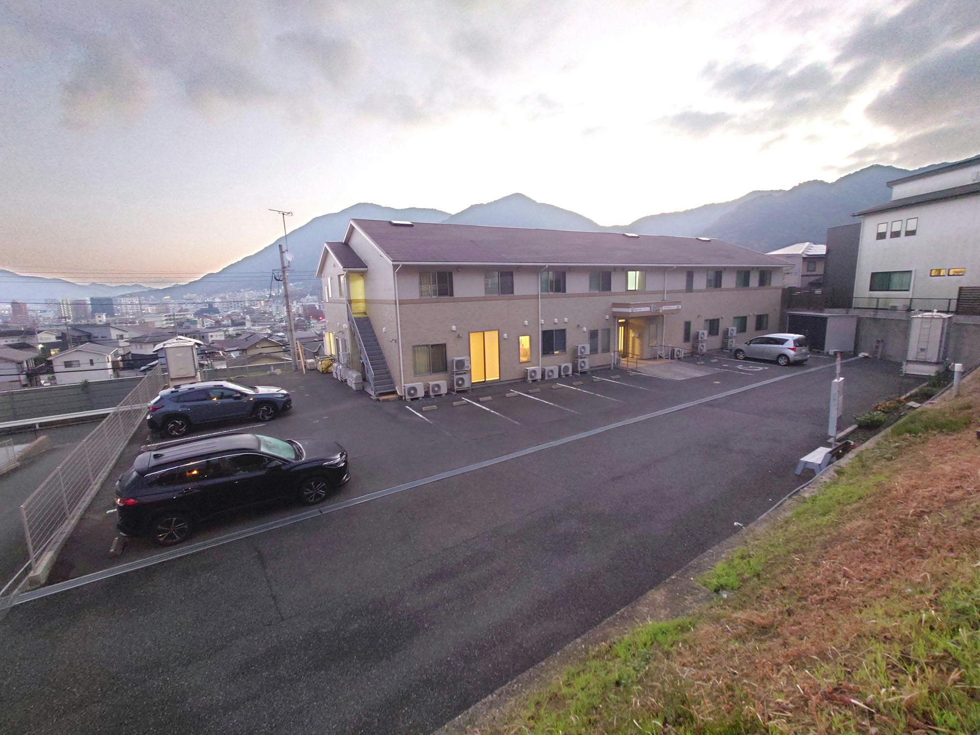 青葉の家 駐車場