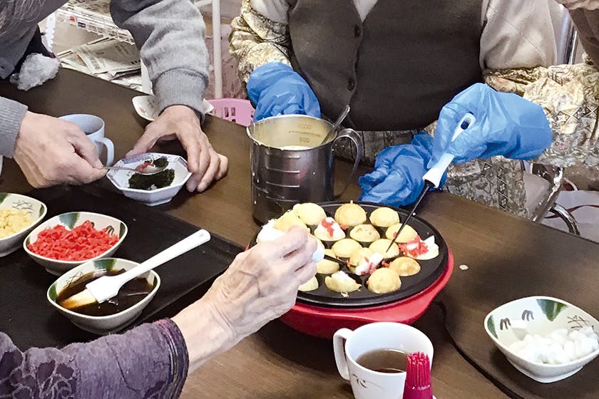 亀有ケアコミュニティそよ風 たこ焼きレクリエーション