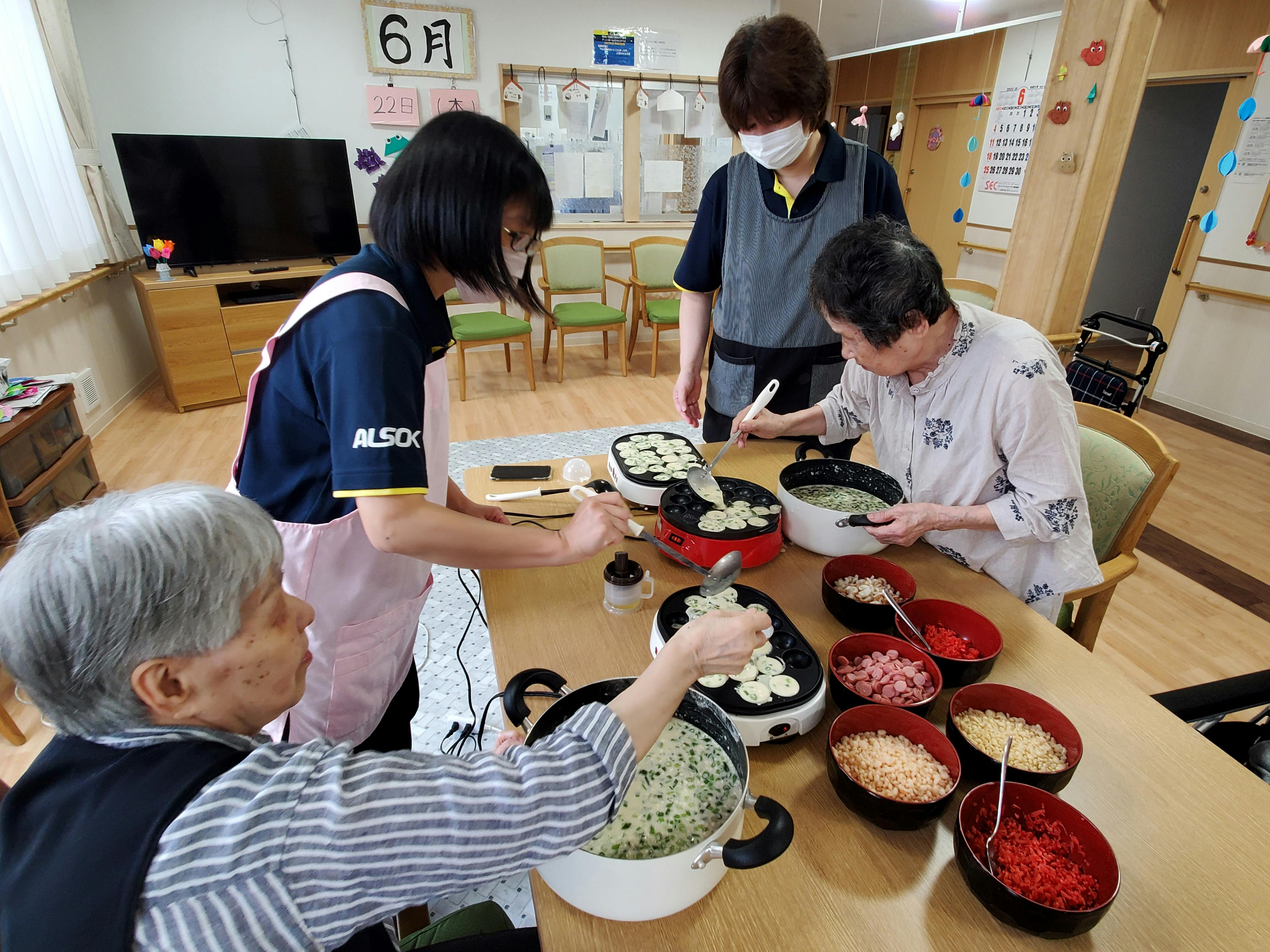 グループホームみんなの家・吉川 たこ焼きパーティー