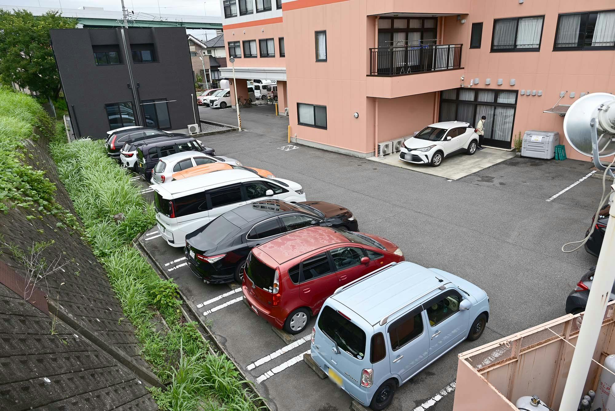 稀楽 駐車場