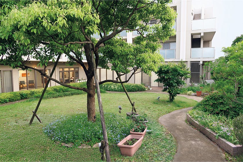 グランダ甲南山手 1F 中庭