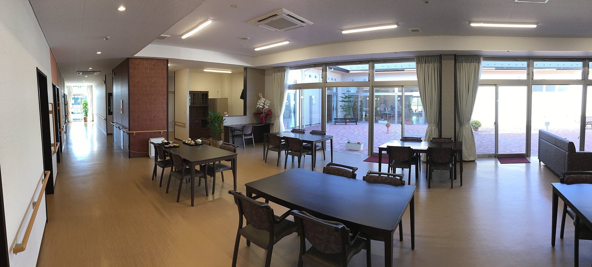 住宅型有料老人ホーム いろはに ホールと中庭