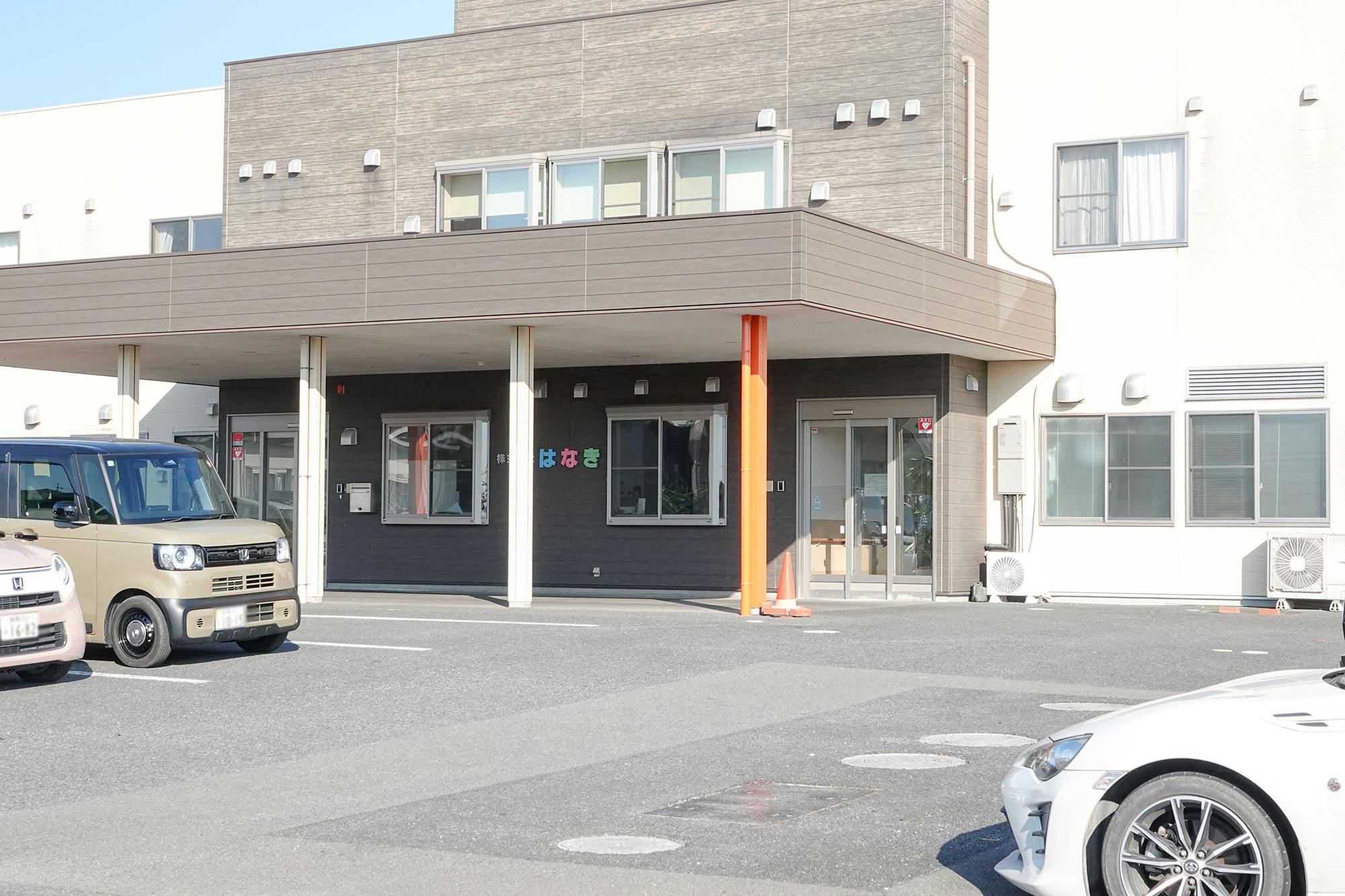 サービス付き高齢者向け住宅はなき 入口