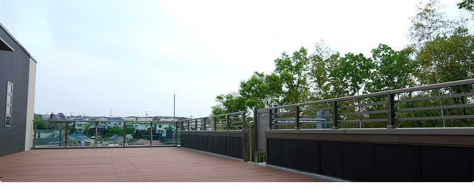 サービス付き高齢者向け住宅楽人 ウッドデッキ