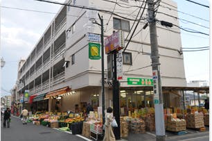 アイリスガーデン松戸稔台 今日和(菓子類の安売り店) 八百梅(八百屋)