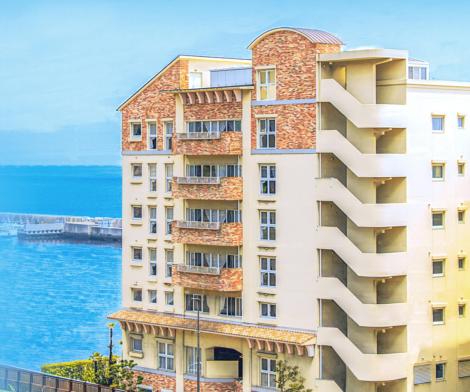 ロングライフ・クイーンズ塩屋 外観