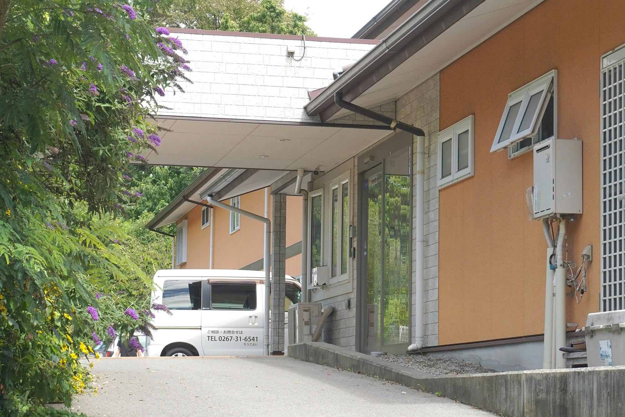 ワールドステイグラン・池の前 入口