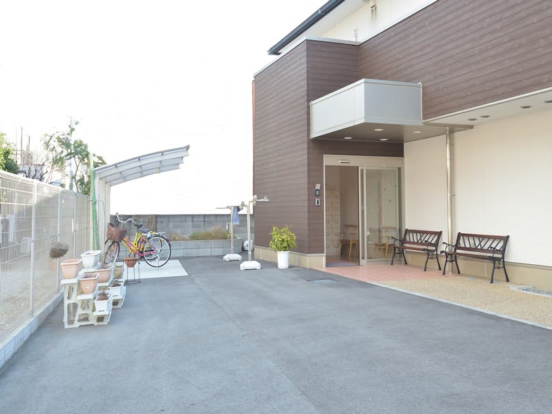 たのしい家出屋敷(GH) 玄関前