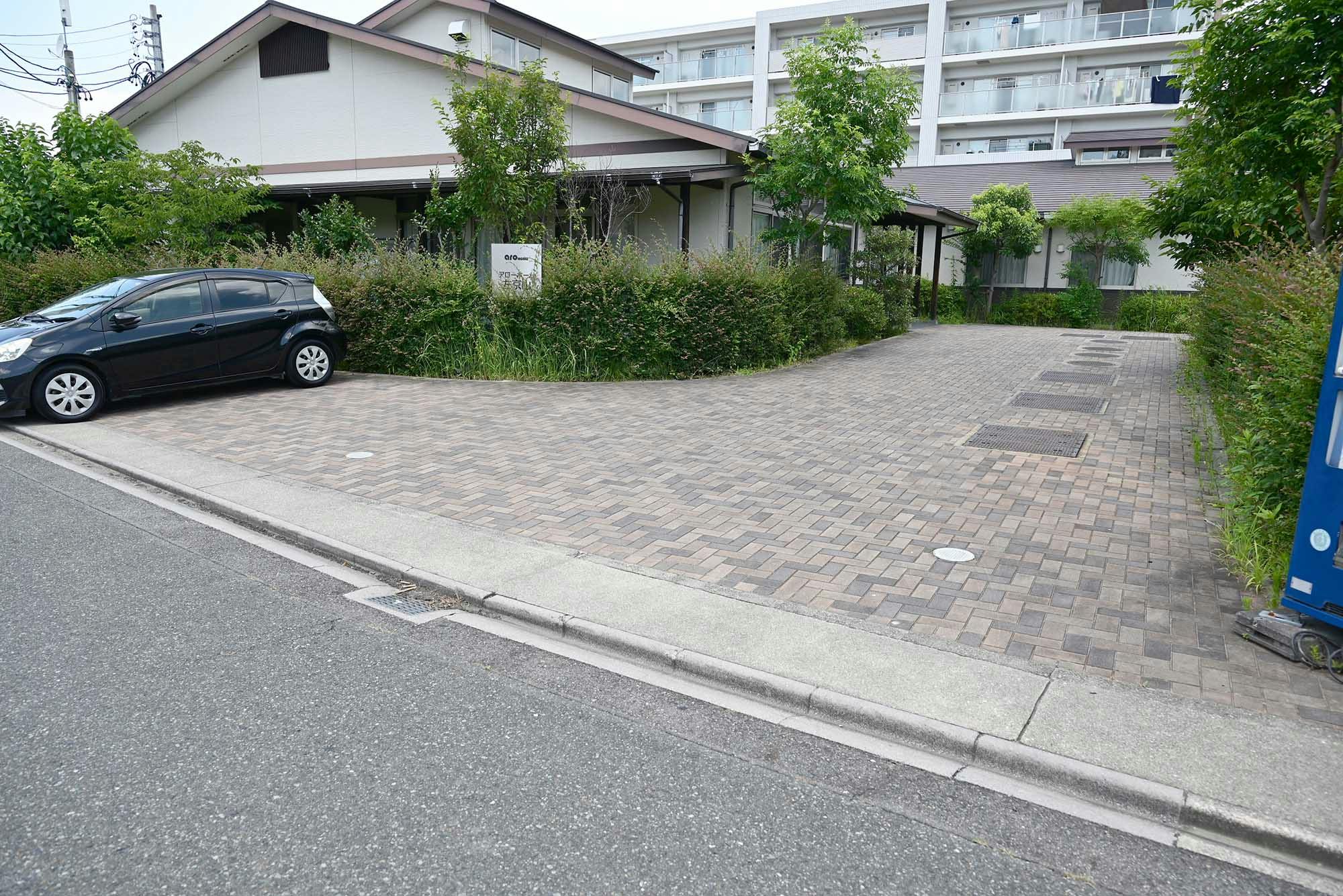 アローホーム左京山 駐車場