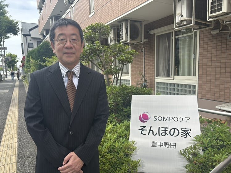 そんぽの家豊中野田 ホーム長朝山　毅
