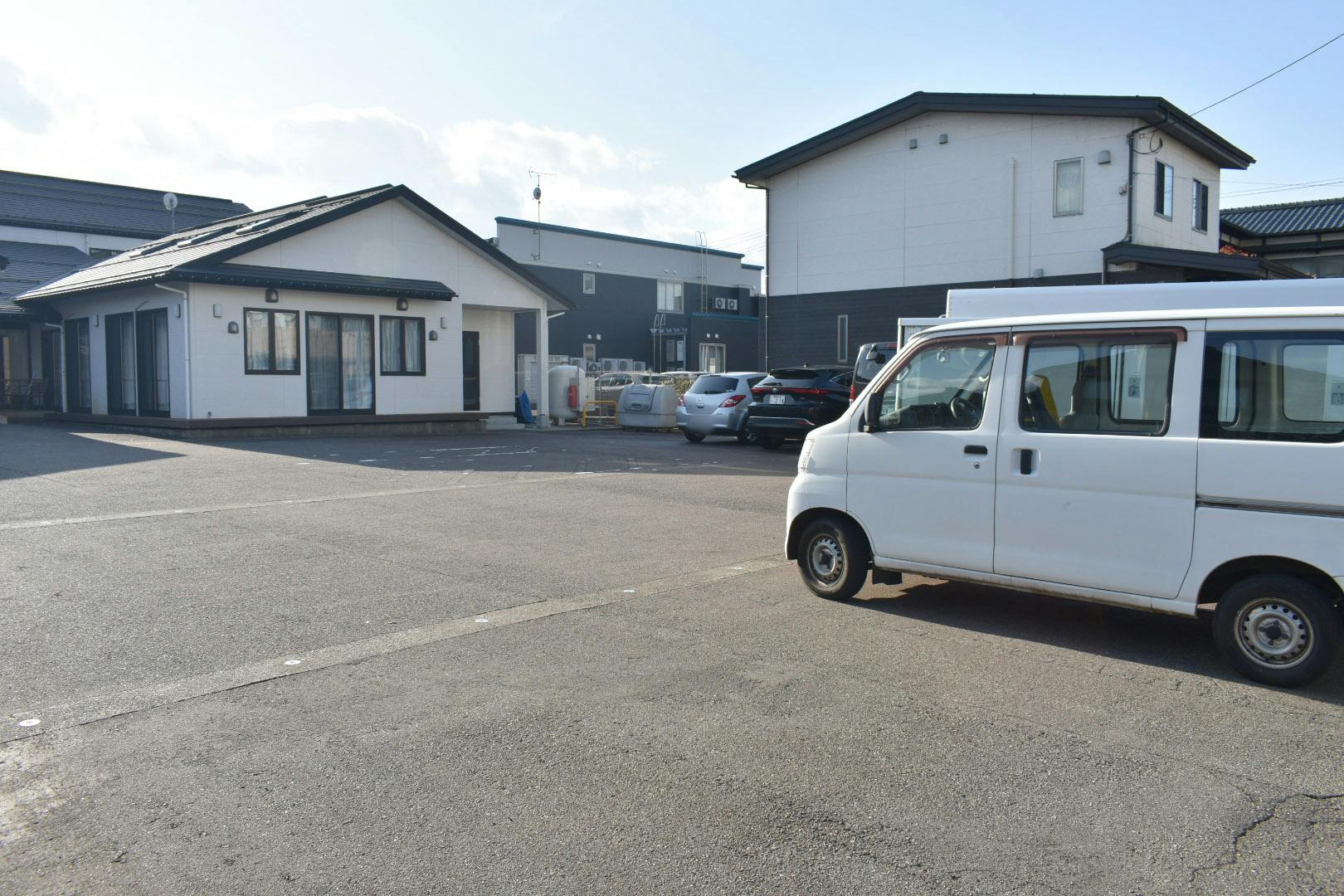 ワールドステイ見附 駐車場