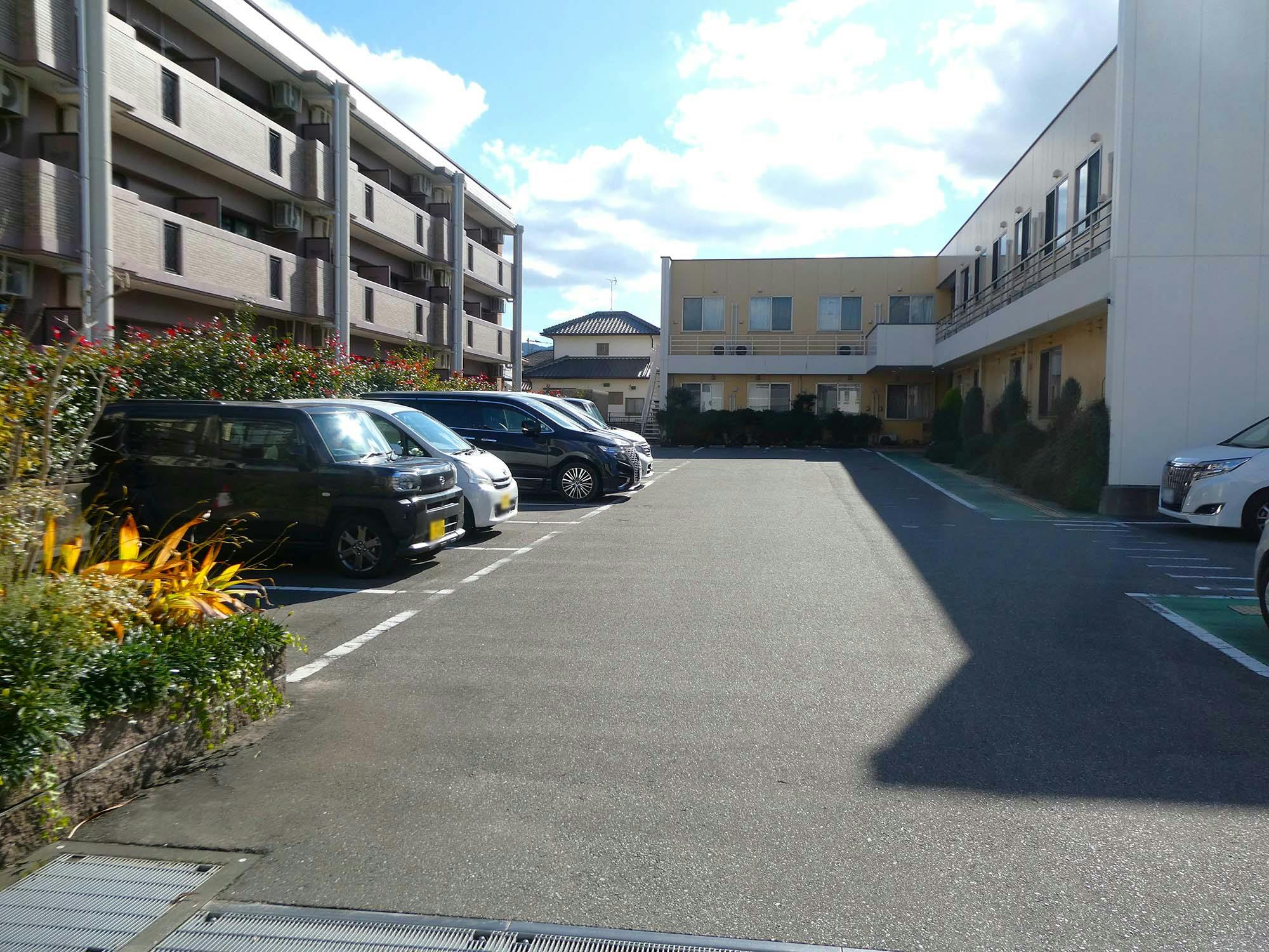 フラワーガーデン・ララ 駐車場