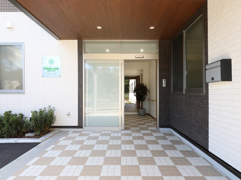 プレザンメゾン美浜 玄関前