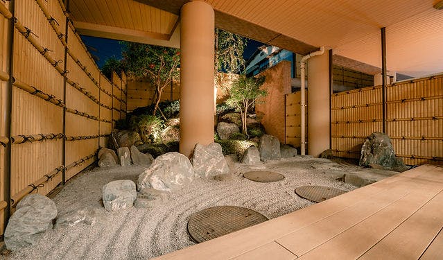 蓮田オークプラザ駅前温泉館 休息コーナー・坪庭（夜）