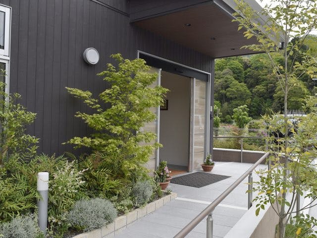 ニチイメゾン東山 エントランス