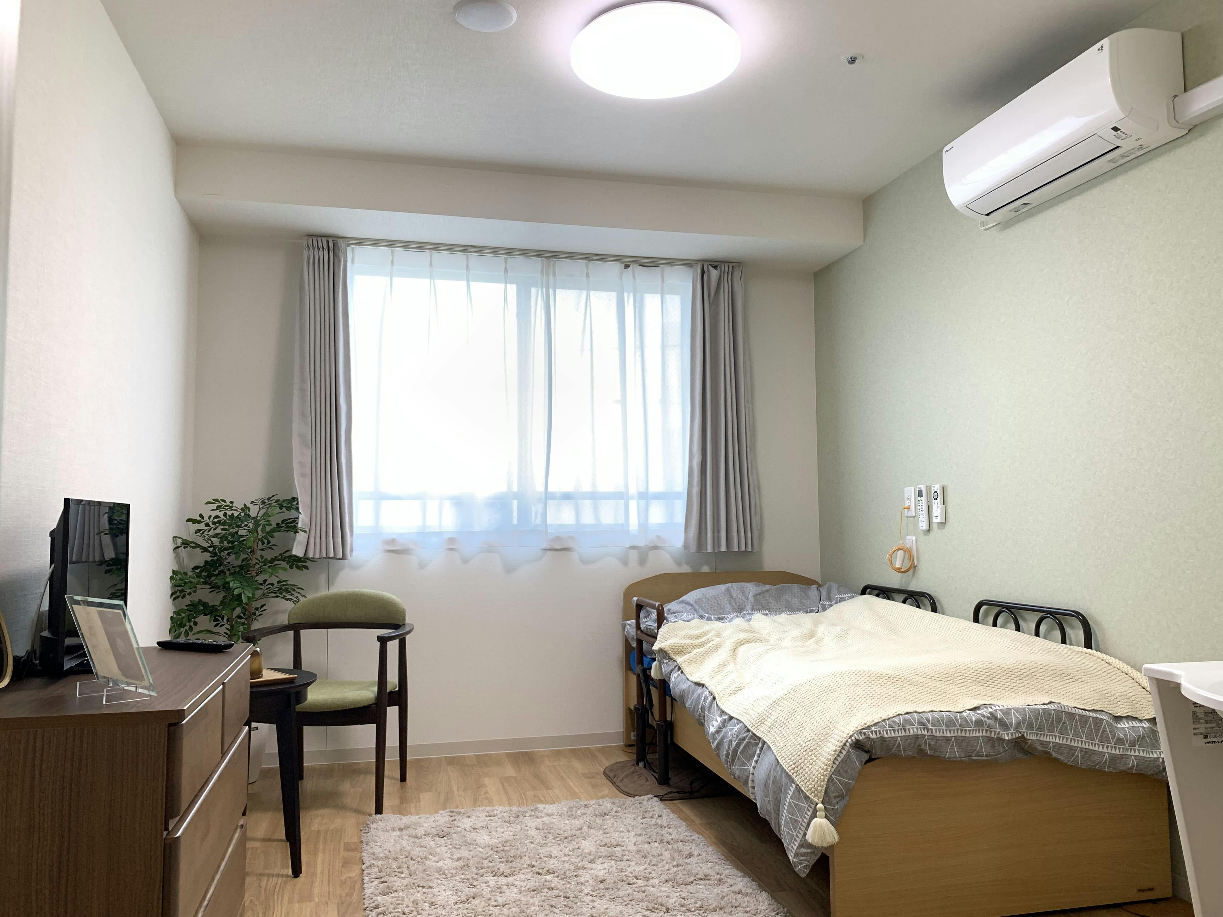 ココファン元橋本 居室（入口から窓側方向）